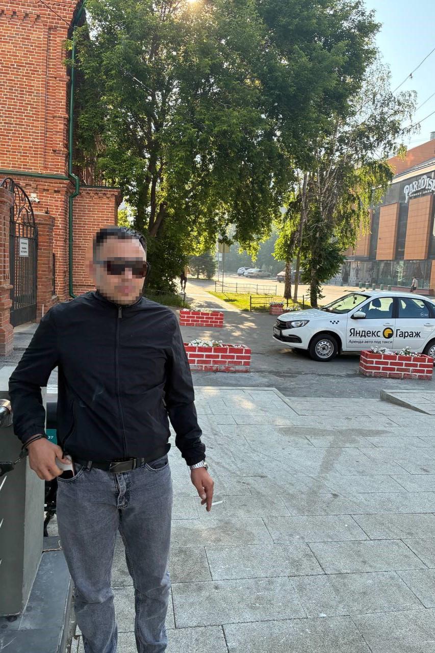 Фото Жительница Новосибирска решила принять солнечные ванны на крыше чужого авто 2